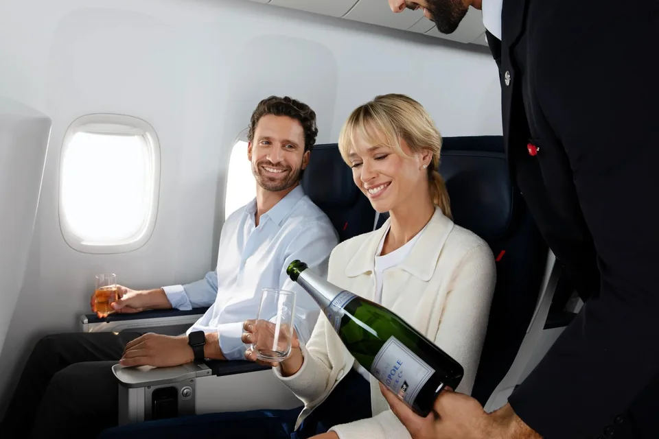 Pasażerowie Air France Premium podczas serwisu powitalnego
