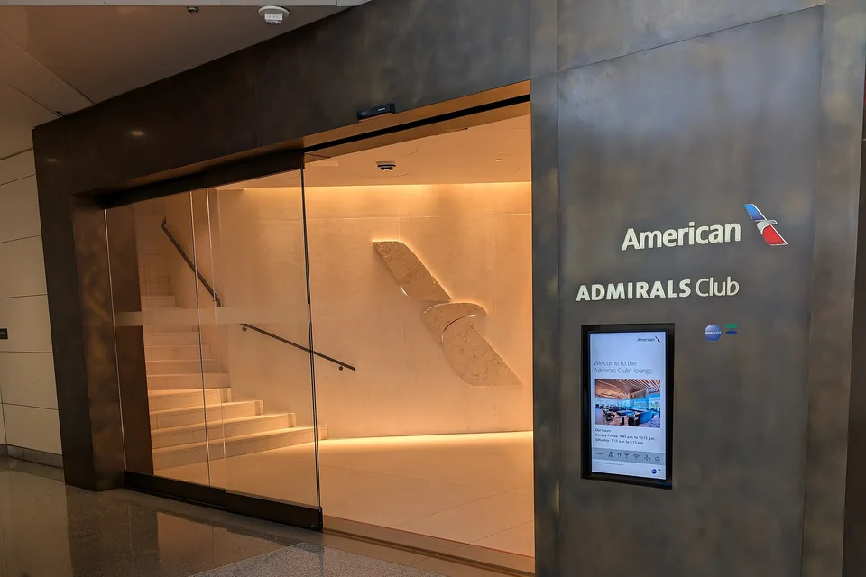 American Airlines — odprawa, salonik i pierwszeństwo