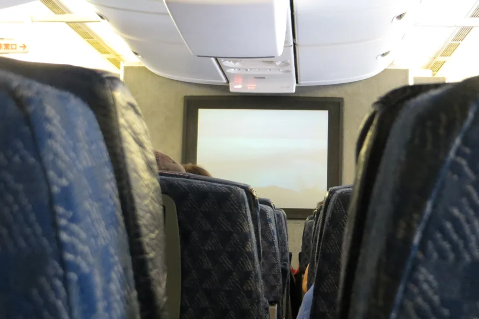 American Airlines — ekran, zasilanie i łączność