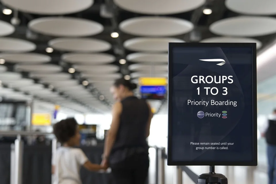 Tablica priorytetowego wejścia na pokład British Airways