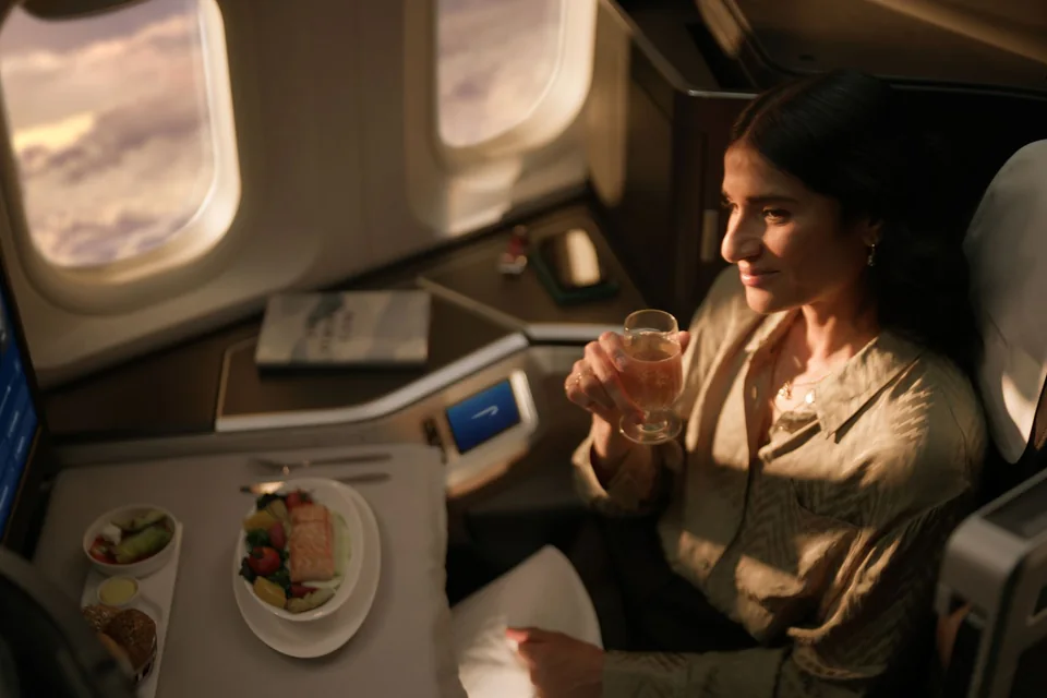 Pasażerka podczas posiłku w British Airways Club World