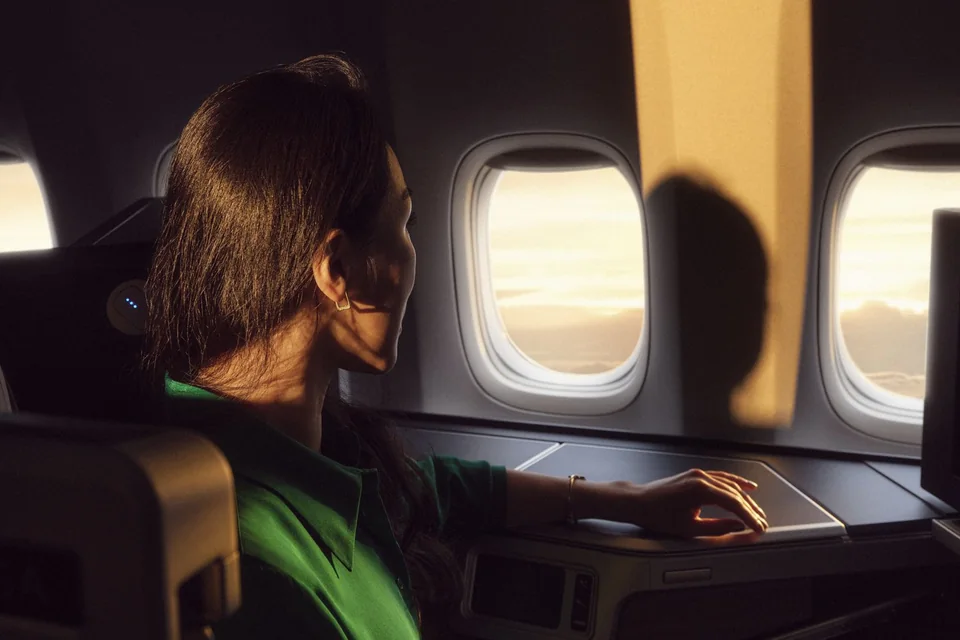 Pasażerka w fotelu British Airways Club World przy oknie