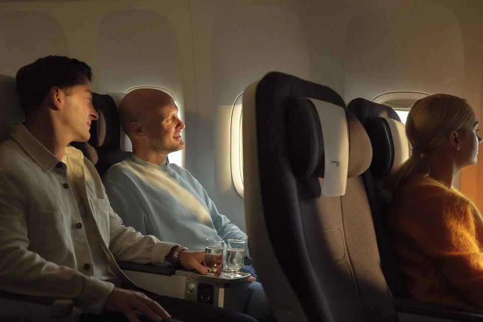 Fotele i pasażerowie w kabinie British Airways World Traveller Plus