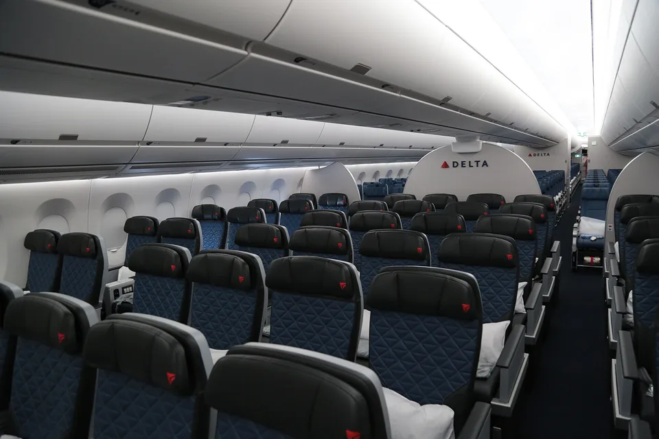 Delta Air Lines — ekran, zasilanie i łączność