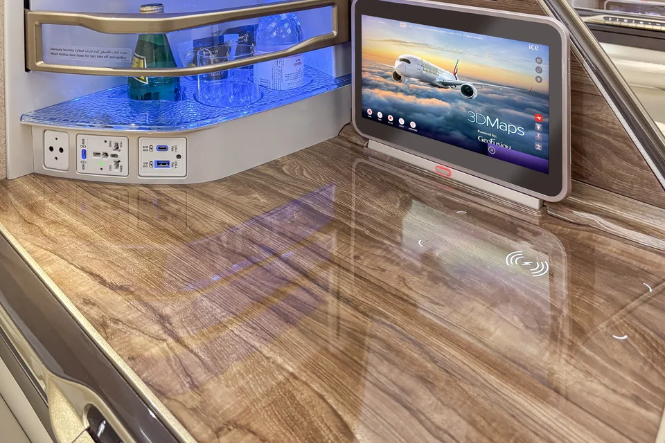 Ekran, minibar i blat fotela Emirates Business Class