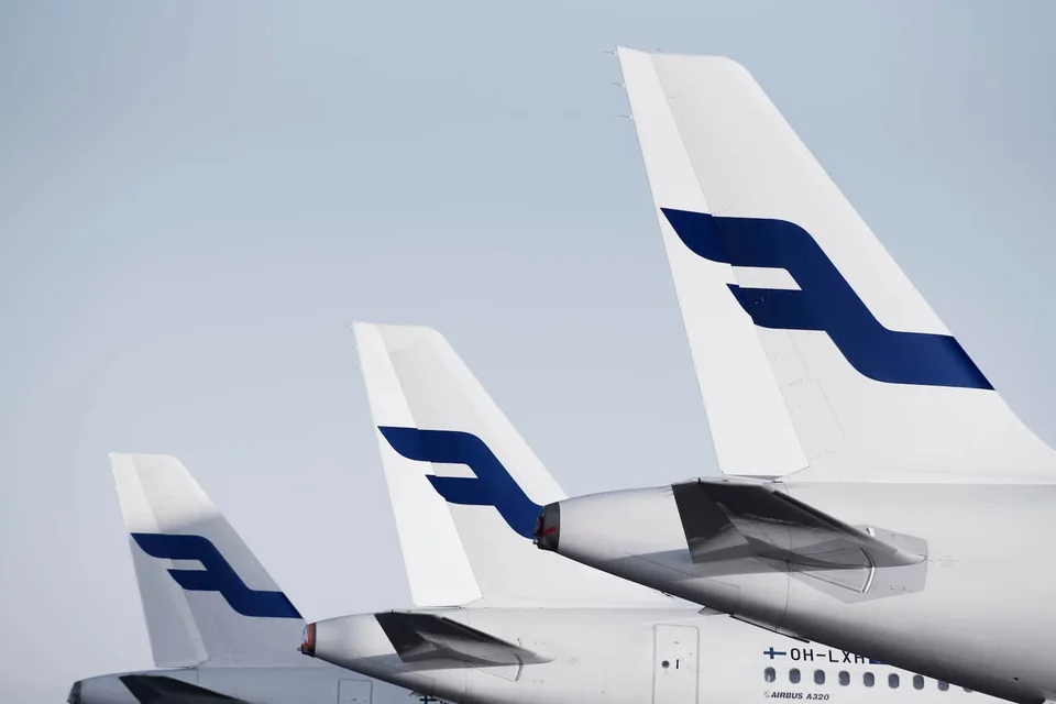 Stateczniki samolotów Finnair ustawionych na lotnisku
