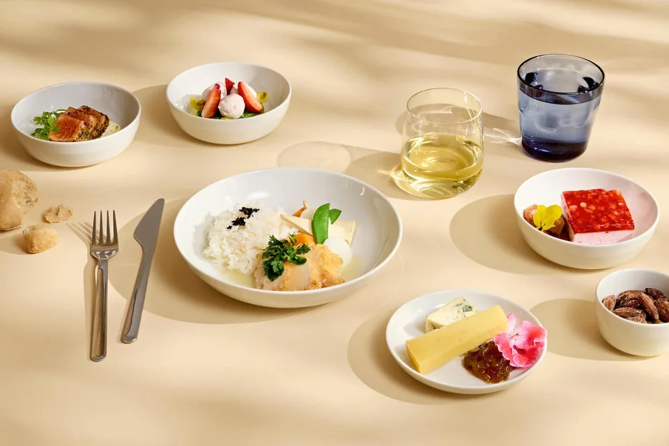 Posiłek Finnair Business Class podany na jasnym stole
