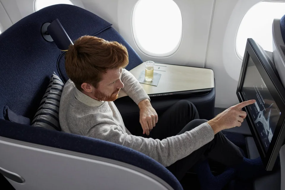 Pasażer korzystający z ekranu w fotelu Finnair AirLounge
