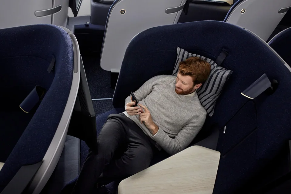 Pasażer odpoczywający w fotelu Finnair AirLounge
