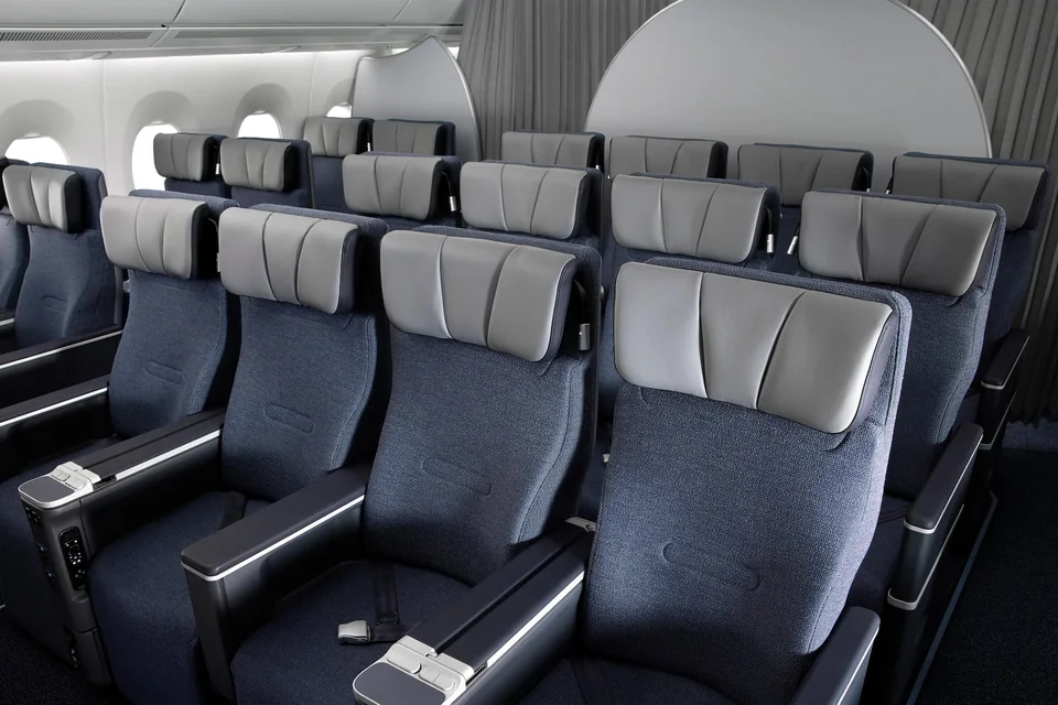 Kabina Finnair Premium Economy z rzędami foteli
