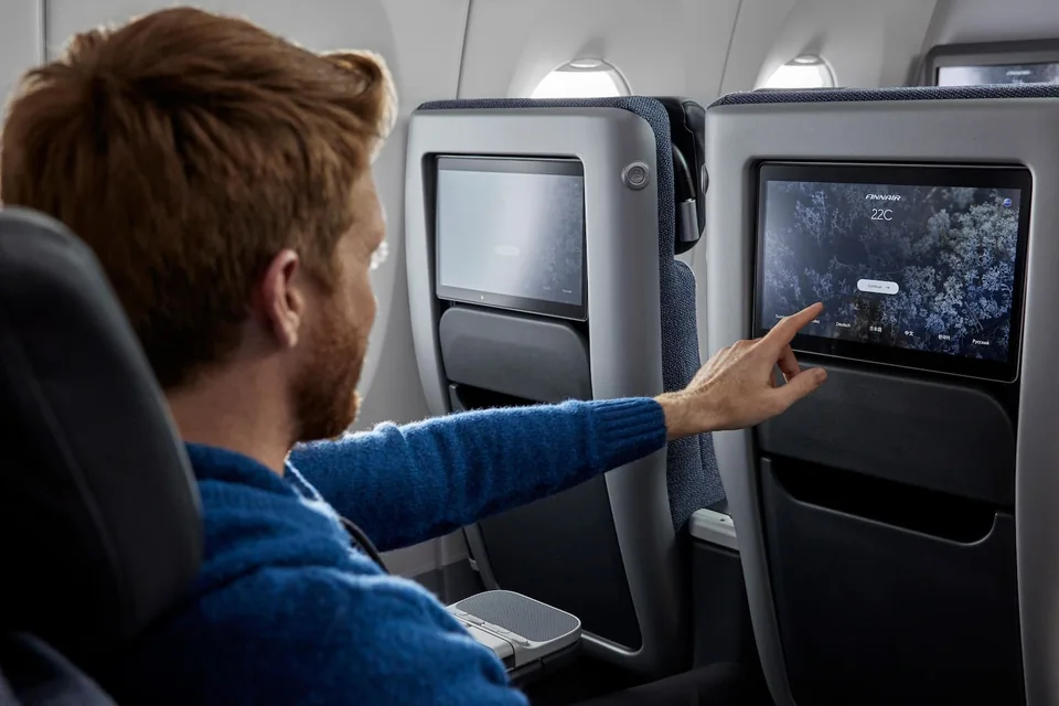 Pasażer korzystający z ekranu Finnair Premium Economy