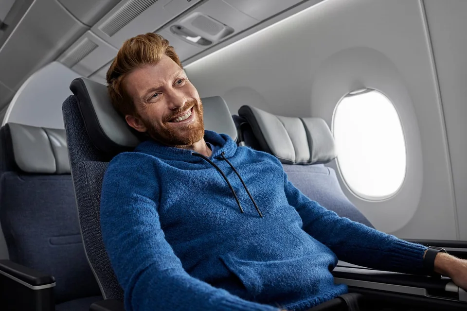 Pasażer w fotelu Finnair Premium Economy podczas podróży