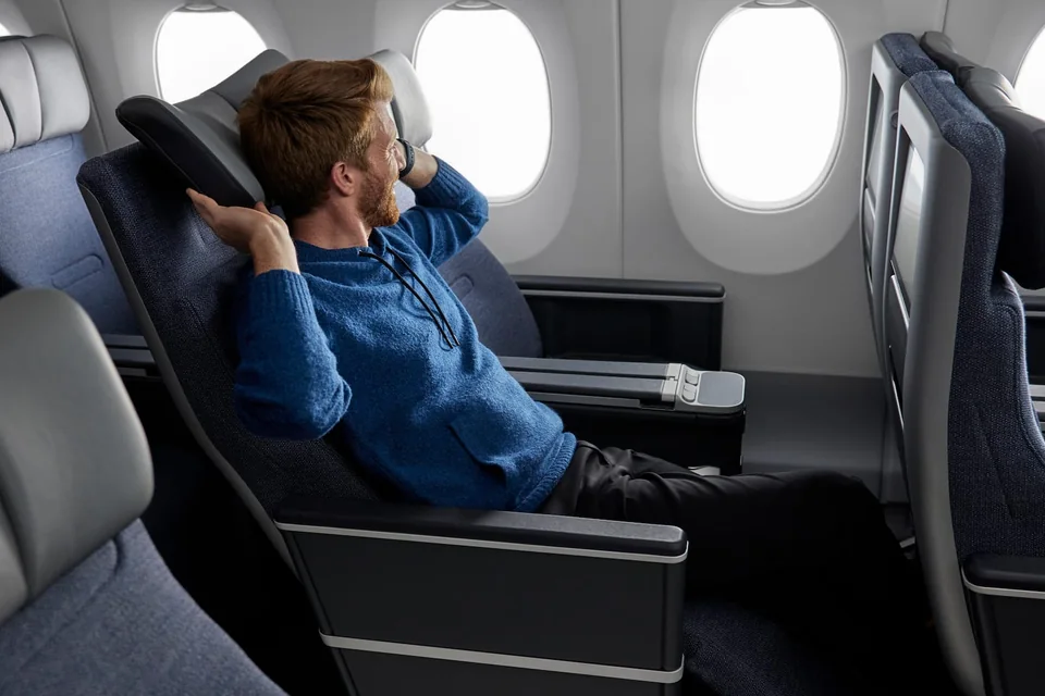 Pasażer odpoczywający w fotelu Finnair Premium Economy