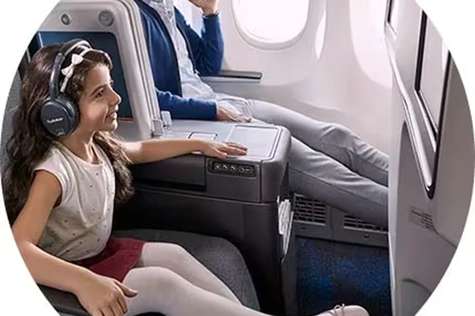flydubai — ekran, zasilanie i łączność
