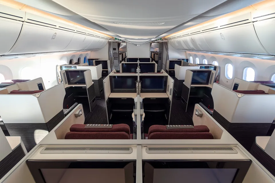 Japan Airlines — ekran, zasilanie i łączność