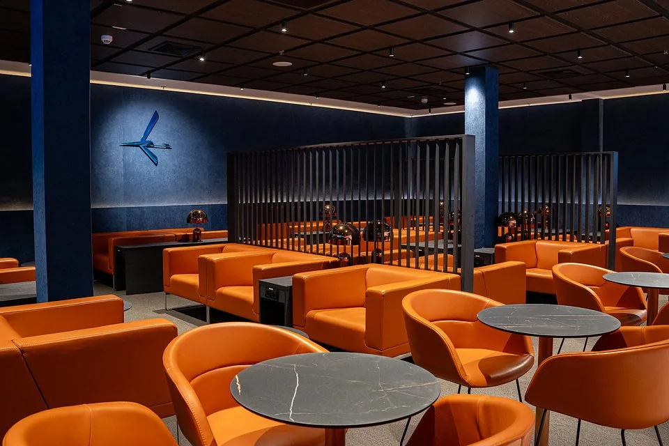 Wnętrze LOT Business Lounge Polonez na Lotnisku Chopina w Warszawie