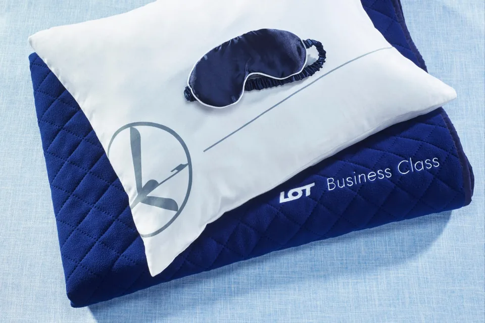 Poduszka, koc i opaska na oczy oferowane przez PLL LOT podczas długiej podróży