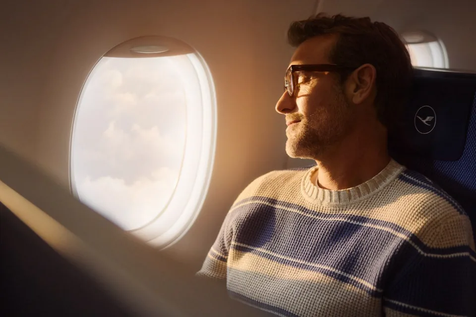 Pasażer w fotelu Lufthansa Allegris Premium Economy przy oknie
