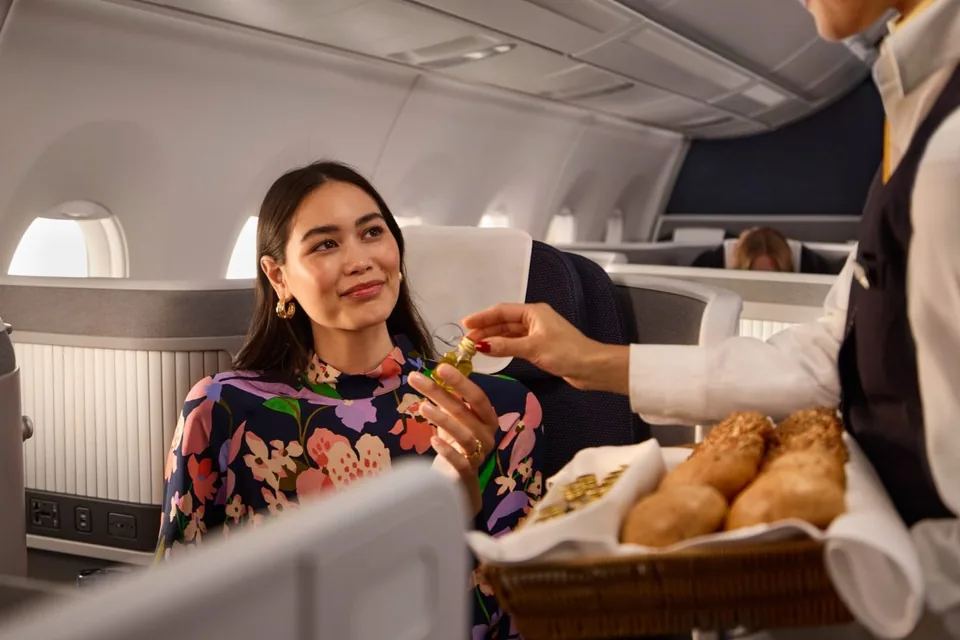 Serwis pieczywa przy fotelu Lufthansa Allegris Business Class