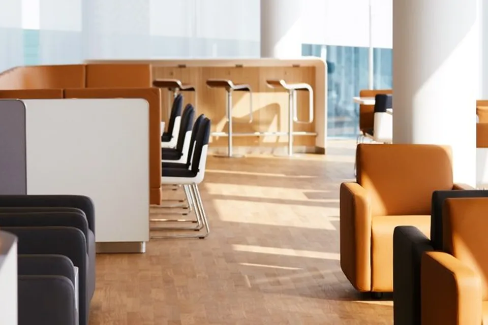 Wnętrze Lufthansa Business Lounge z miejscami do pracy i odpoczynku