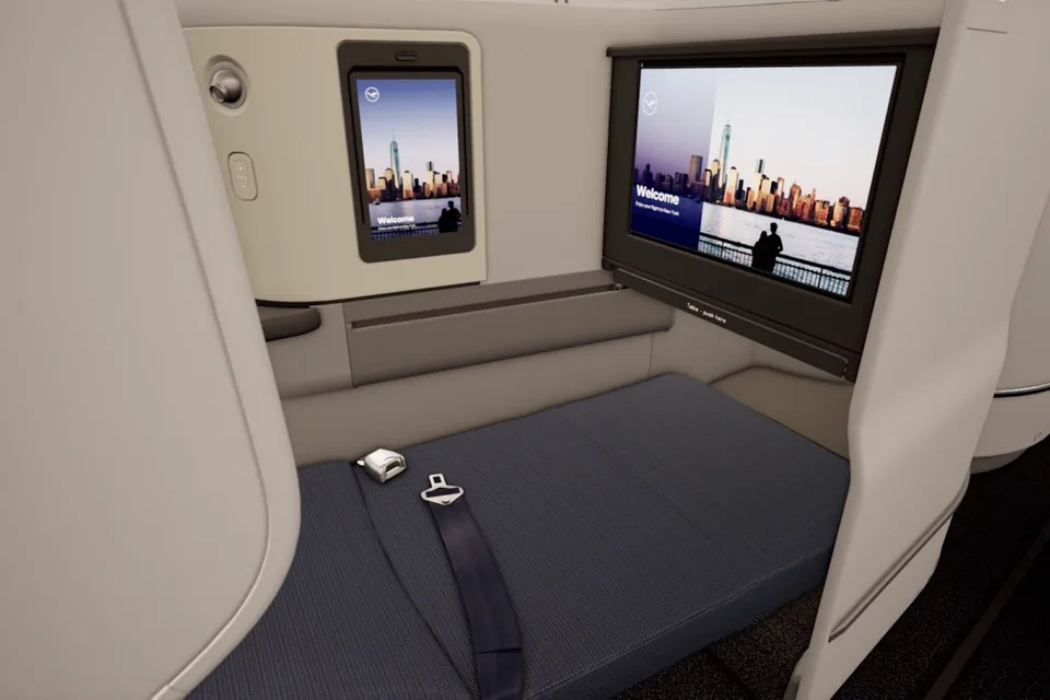 Fotel Lufthansa Allegris Business Extra Long Bed rozłożony do pozycji leżącej