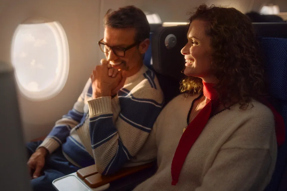 Pasażerowie w kabinie Lufthansa Allegris Premium Economy