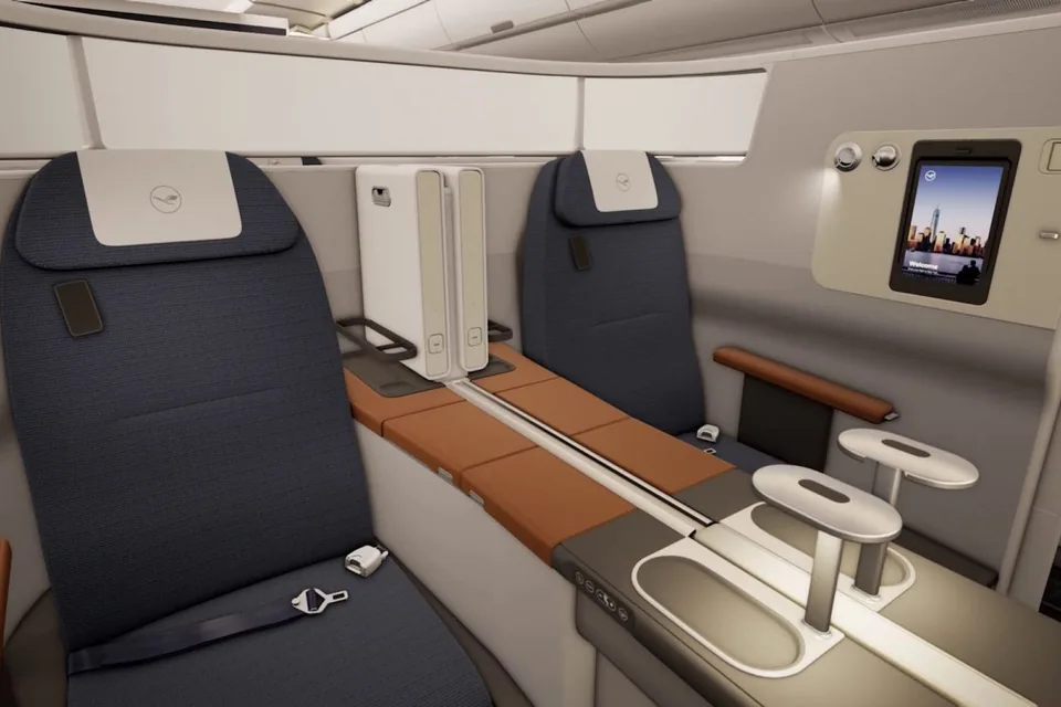Fotele Lufthansa Allegris Business Class Suite do porównania z Premium Economy
