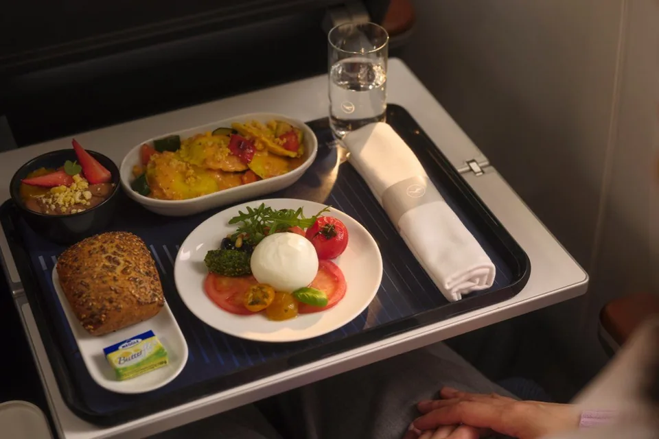 Posiłek podawany w Lufthansa Premium Economy