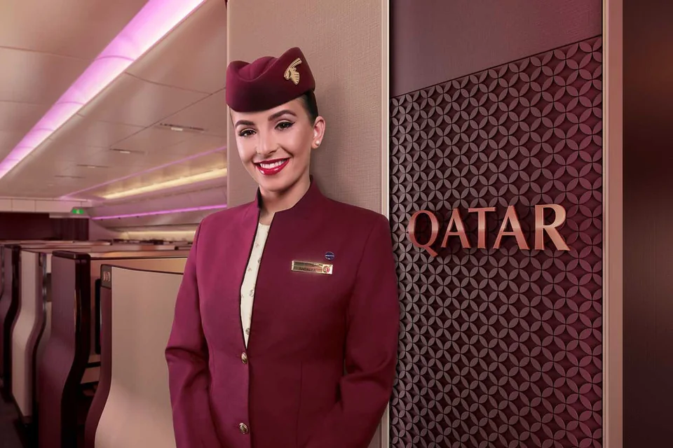Wejście do kabiny Qsuite z członkinią załogi Qatar Airways