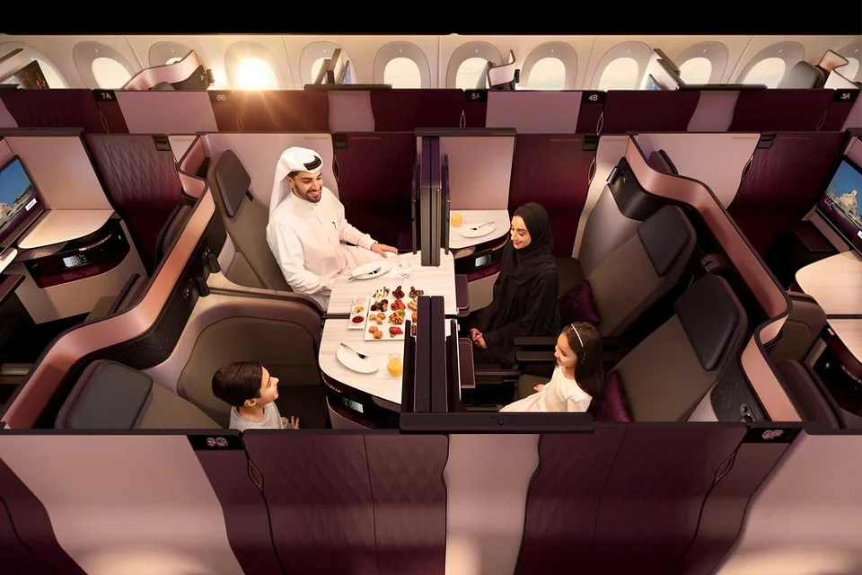 Wspólny posiłek w czteroosobowym układzie Qatar Airways Qsuite