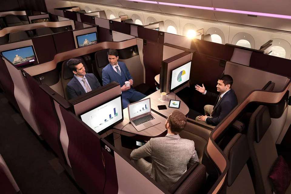 Cztery miejsca Qatar Airways Qsuite połączone do wspólnej pracy