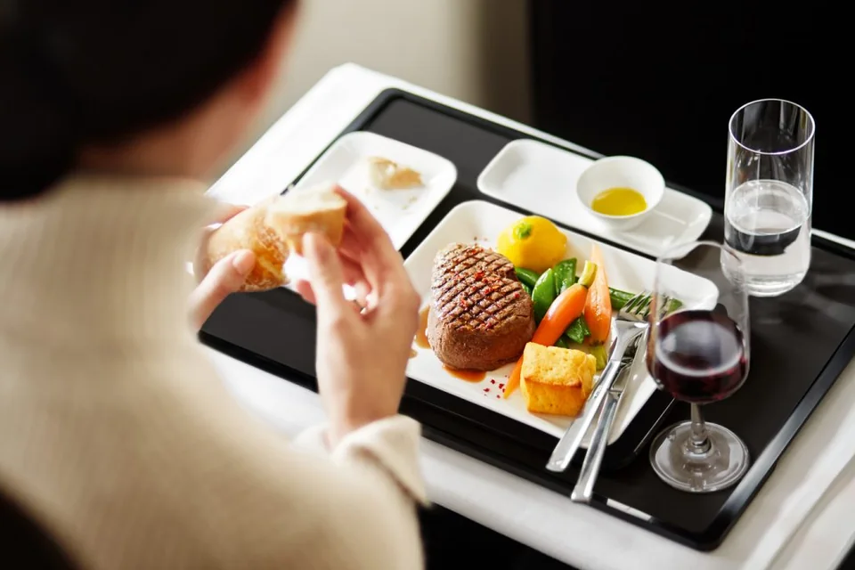Posiłek serwowany w SWISS Business Class