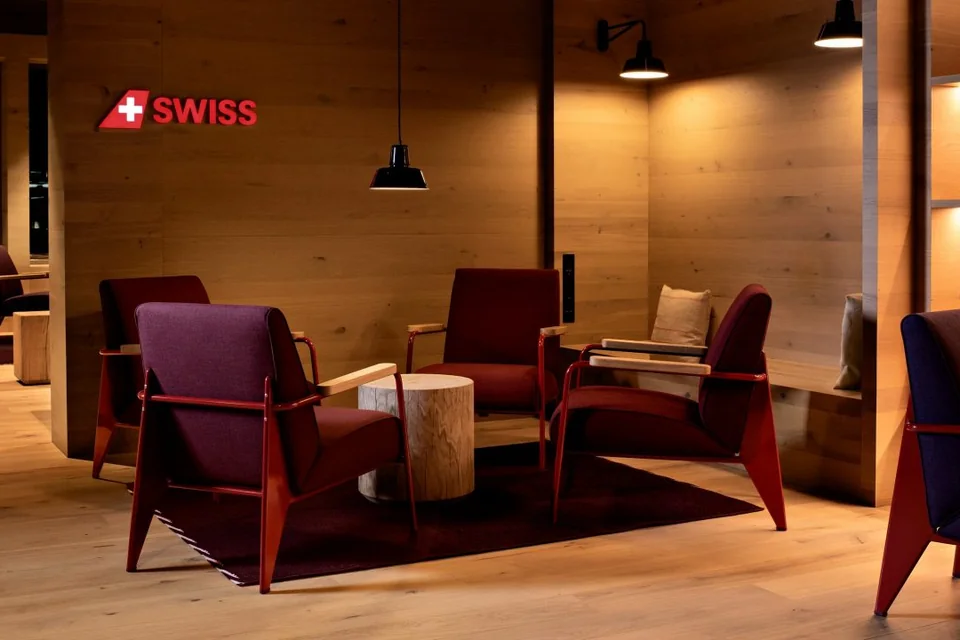 Salonik SWISS z czerwonymi fotelami
