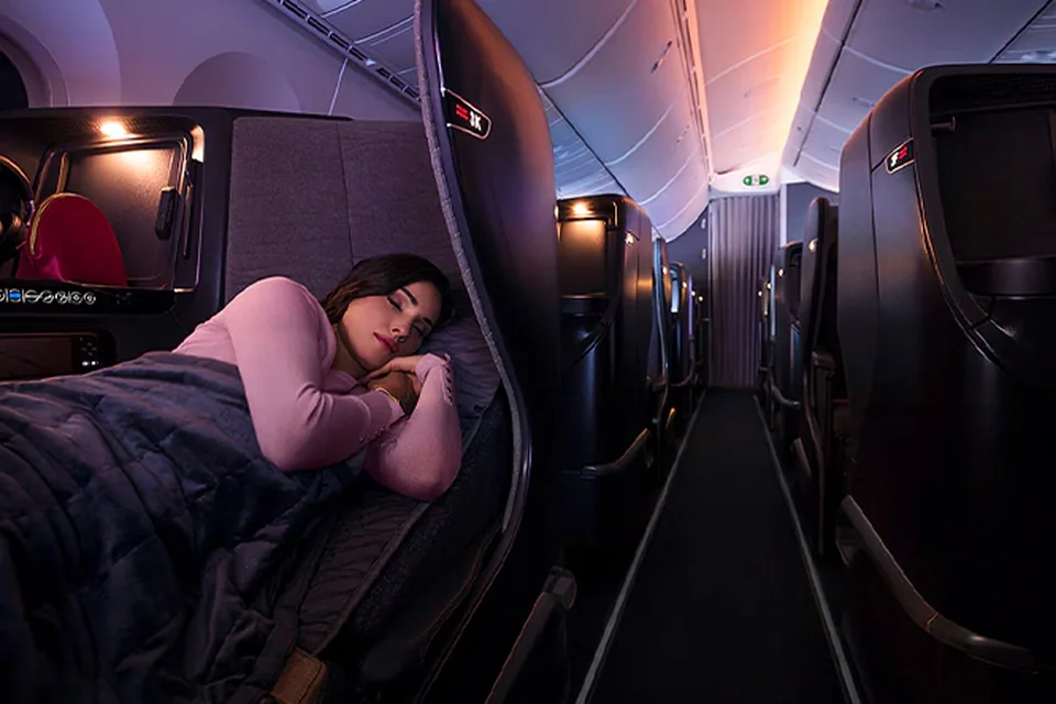 Pasażer odpoczywający w Turkish Airlines Business Class