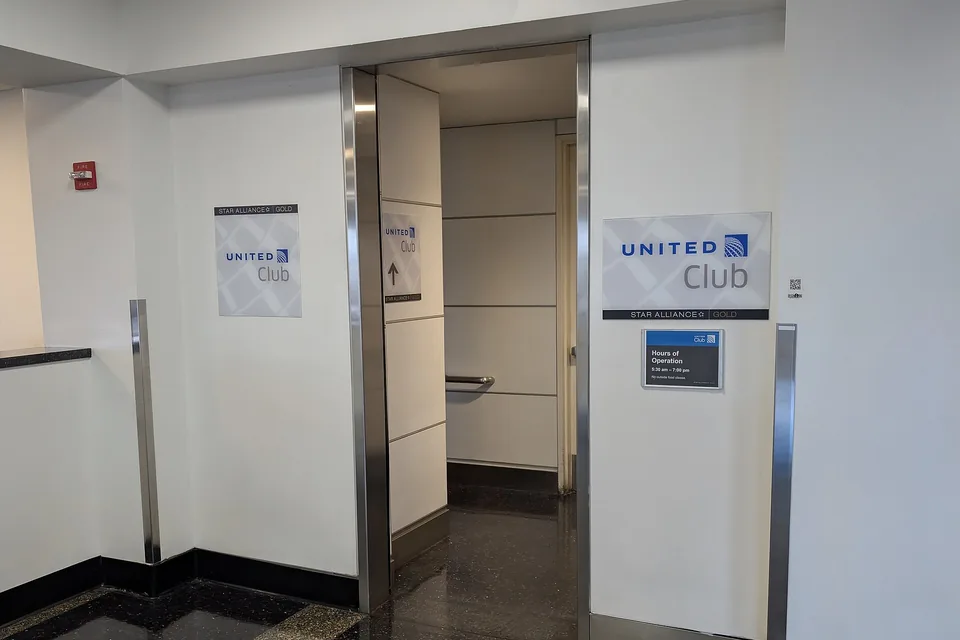 United Airlines — odprawa, salonik i pierwszeństwo