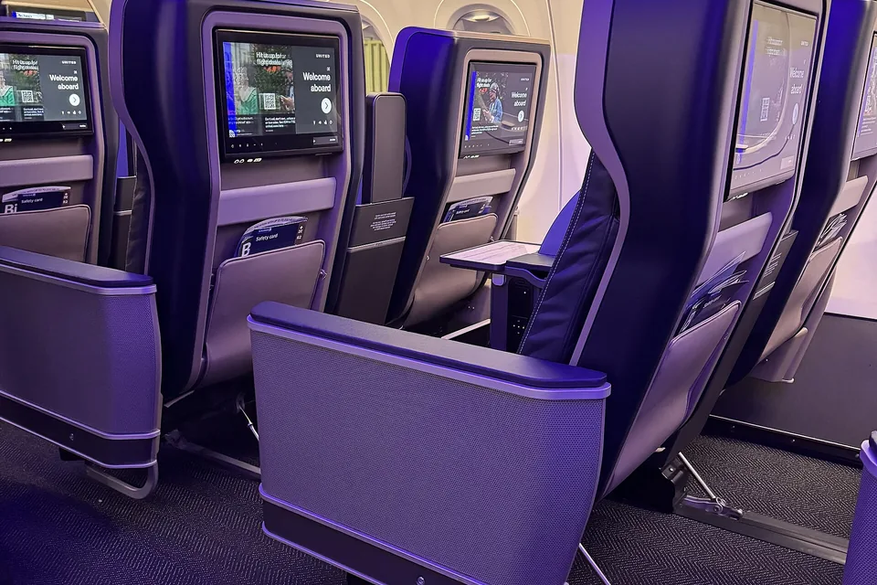 United Airlines — ekran, zasilanie i łączność