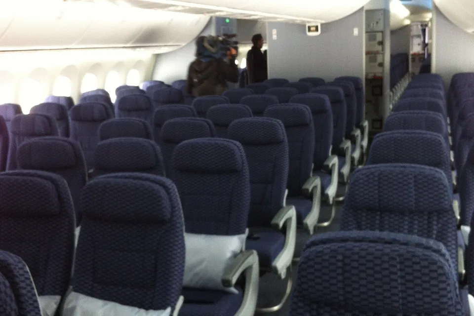 United Airlines — ekran, zasilanie i wyposażenie